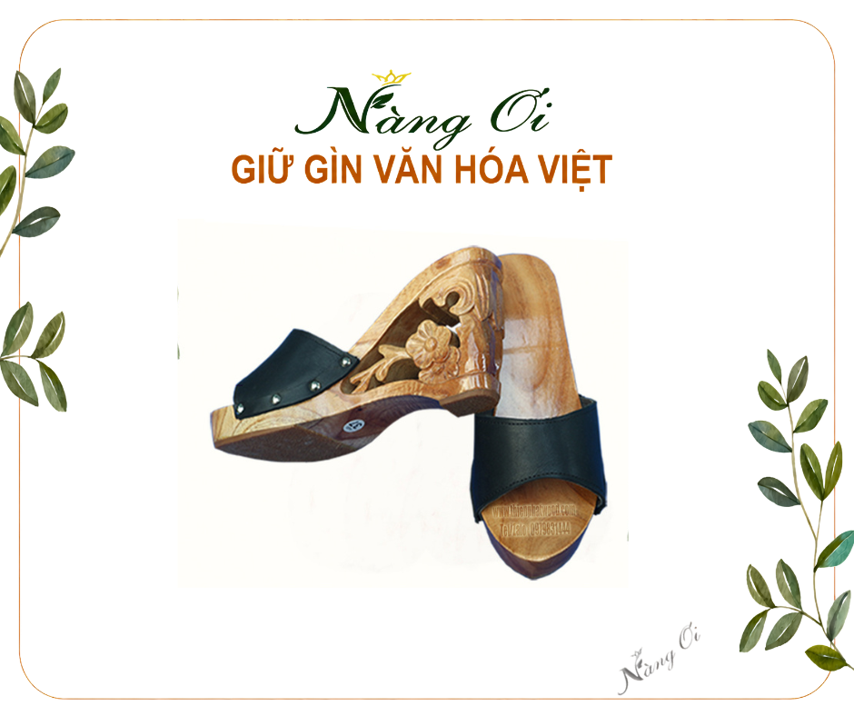 Guốc được chạm khắc cành hoa mai đầy tinh xảo